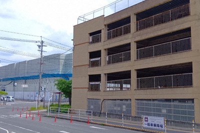 2026年5月10日に営業を終えた三の丸駐車場。奥では旧アスモの建物の解体が進んでいる＝大和郡山市で、熊谷仁志撮影