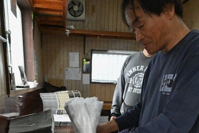 ナフサの供給不安の影響で、新聞を包むフィルムなどが値上げされている＝河合町で、山口起儀撮影