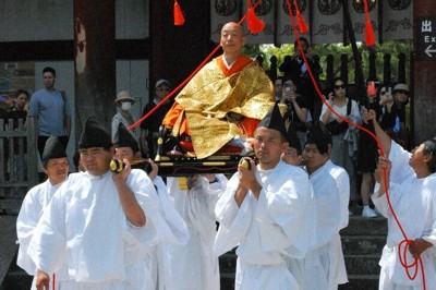 轅に乗って大仏殿に向かう橋村公英別当＝奈良市の東大寺で、大川泰弘撮影