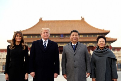 9年前の訪中時に故宮博物院で記念撮影するトランプ米大統領夫妻（左側）と習近平中国国家主席夫妻＝2017年11月8日、AP
