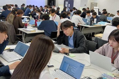 損害保険ジャパンが実施した「AIとの付き合い方」に関する新入社員研修の様子。AIの業務への活用にあたっては、新人や若手だけではなく、管理職の力も試される＝東京都新宿区で2026年4月24日、町野幸撮影