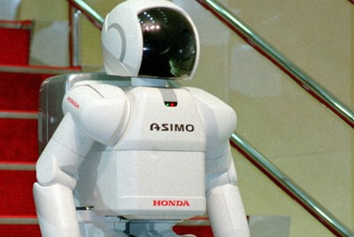 ホンダが開発した人型自立二足歩行ロボット「アシモ」