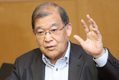 記者の質問に答えるJR九州の唐池恒二相談役＝福岡市博多区で2026年4月17日、玉城達郎撮影