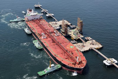 米国産原油を積んだタンカー「OTIS」＝東京湾で2026年4月26日、本社ヘリから幾島健太郎撮影