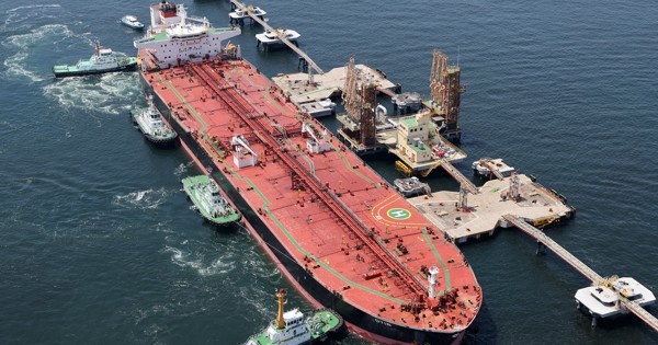 米国産原油を積んだタンカー「OTIS」＝東京湾で2026年4月26日、本社ヘリから幾島健太郎撮影