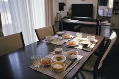 食卓に並ぶ村若悠陽さんの食事（手前）。母清子さんは毎食作り続けている＝鹿児島市で2025年11月25日、久保玲撮影