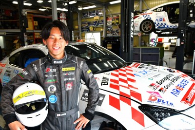 レーシングスーツに身を包む加藤薫さん＝枚方市のデルタモータースポーツで2026年4月25日午後3時38分、峰本浩二撮影