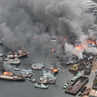 船の解体現場から出火、消火活動続く 広島・呉市 [写真特集1/23