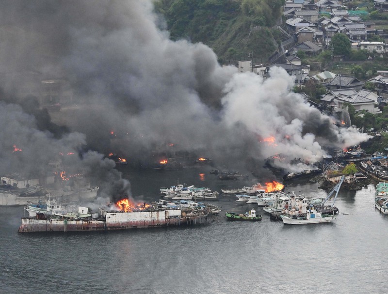 船の解体現場から出火、消火活動続く 広島・呉市 [写真特集13/23