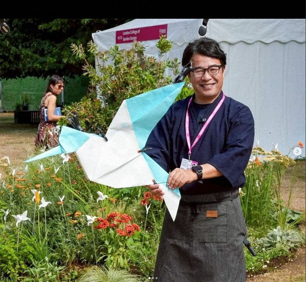 Taro Yaguchi gives an origami performance at a garden show on the outskirts of London on July 3, 2025. (Photo courtesy of Taro Yaguchi)(Kyodo)