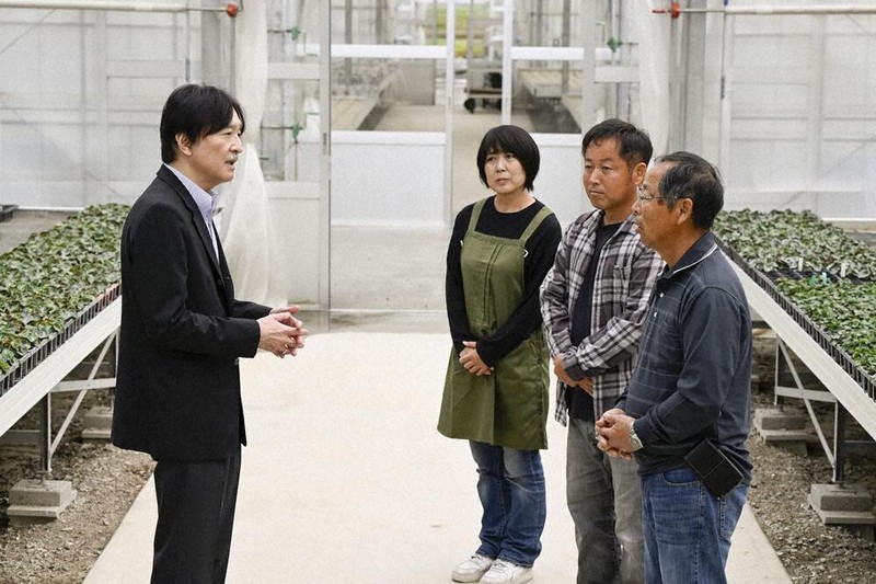秋篠宮さま農家視察 被災時の苦労ねぎらう ／福島 | 毎日新聞