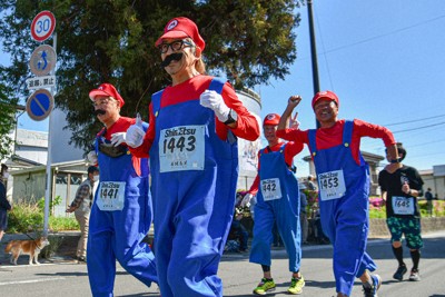 そろいの仮装をして走る安政遠足侍マラソン大会の参加者たち＝＝群馬県安中市で2026年5月10日、新宮巳美撮影