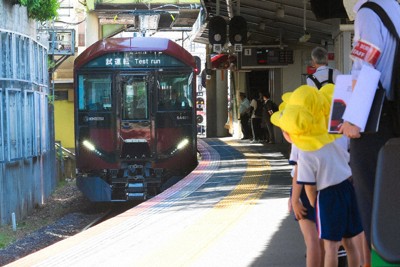 古市駅に入る6A系＝羽曳野市で、渡部直樹撮影