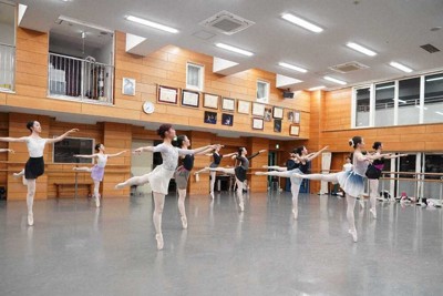 法村友井バレエ団＆学校の本部教室ジュニアクラスのレッスン風景＝同バレエ団提供
