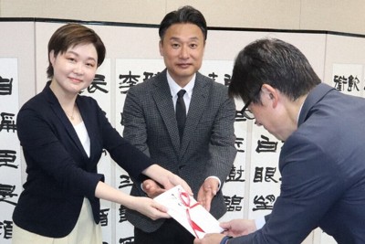 朗読イベント「コトノハ　ものがたりの世界2026」で集めた義援金を手渡す毎日放送アナウンサーの井上雅雄さん（中央）と松本麻衣子さん（左）＝大阪市北区で2026年5月14日