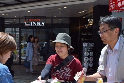 おもちゃ付きチラシを配る家庭養護促進協会や大阪市北区役所の職員＝同区で、安田美香撮影