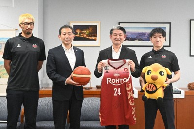 奈良市の仲川げん市長（左から3人目）を表敬訪問したバンビシャス奈良の（左から）本多純平選手、加藤真治社長、大塚勇人選手＝奈良市役所で、田辺泰裕撮影