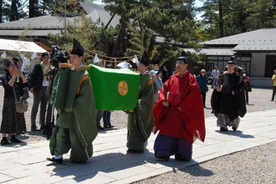 天皇陛下の御幣物が入った唐櫃を本殿に運ぶ勅使（右端）ら＝島根県出雲市の出雲大社で、上野宏人撮影