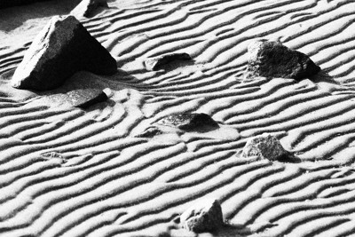 干潮時に波の跡が残された直島の浜辺。直島は常に外部との接触が多く、都市部とは違った〝流動性〟を持ってきた＝瀧本京子さん撮影