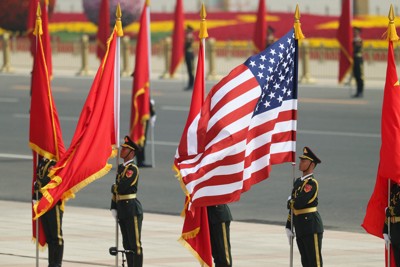 訪中したトランプ米大統領の歓迎式典で米中両国旗を掲げる中国軍の儀仗兵＝北京の人民大会堂で2026年5月14日、代表撮影・AP