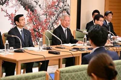 皇族数確保について各党による全体会議を終え、報道陣の取材に応じる森英介衆院議長（中央）。左は関口昌一参院議長＝東京都千代田区の衆院議長公邸で2026年5月15日午後5時20分、平田明浩撮影