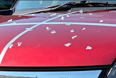 ひょうが落下した自動車。傷がついた多数の箇所に白い印が付けられている＝東京海上日動火災保険提供