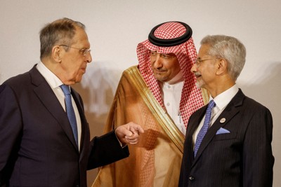 主要新興国で構成するBRICSの外相会議の際、インドやロシアの外相と談笑するサウジアラビアのワリード副外相（中央）＝インドで2026年5月14日、ロイター