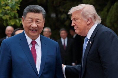 会談したトランプ米大統領（右）と中国の習近平国家主席＝北京で2026年5月15日、ロイター