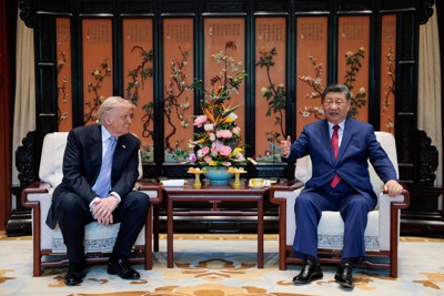 会談するトランプ米大統領（左）と中国の習近平国家主席＝北京の中南海で2026年5月15日、ロイター