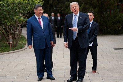 会談したトランプ米大統領（右）と中国の習近平国家主席＝北京で2026年5月15日、ロイター