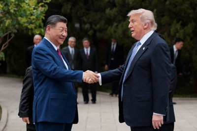 習近平国家主席（左）と握手するトランプ米大統領＝北京の中南海で2026年5月15日、ロイター　　　　　　　　　　　　　　　　　