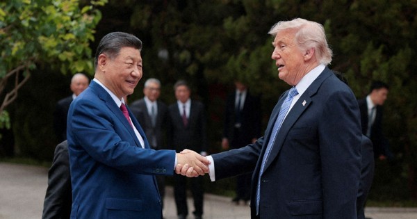 習近平国家主席（左）と握手するトランプ米大統領＝北京の中南海で2026年5月15日、ロイター　　　　　　　　　　　　　　　　　