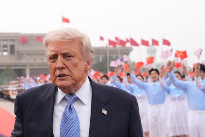 中国から帰国するため大統領専用機に向かうトランプ米大統領＝北京で2026年5月15日、AP