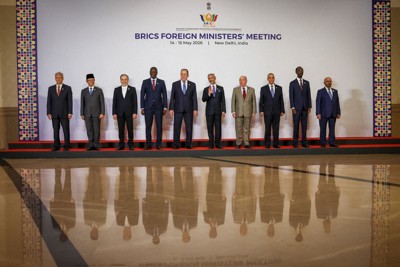 主要新興国による「BRICS」の会議に出席し記念撮影に応じる各国の外相ら＝ニューデリーで2026年5月14日、ロイター
