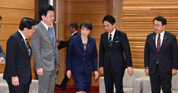 閣議に臨む高市早苗首相（中央）。左端は平口洋法相＝国会内で2026年5月15日午前8時19分、平田明浩撮影