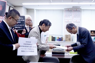 市民団体メンバー（左）が杉並区選挙管理委員会事務局に要請書を渡した＝同区で2026年5月15日午前10時42分、岡礼子撮影