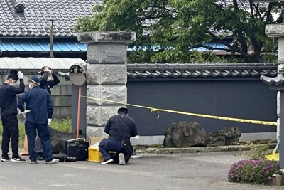 強盗殺人事件があった富山英子さんの住宅前に集まった捜査関係者＝栃木県上三川町で15日午前（共同）