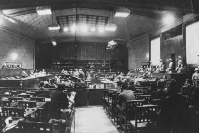 東京裁判の風景。裁判は旧陸軍士官学校の大講堂で開かれた