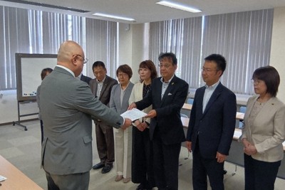 中国電力に島根原発2号機のプルサーマル計画中止などを申し入れる共産党島根県議団の尾村利成団長（右から3人目）ら＝松江市で2026年5月15日午前11時2分、上野宏人撮影