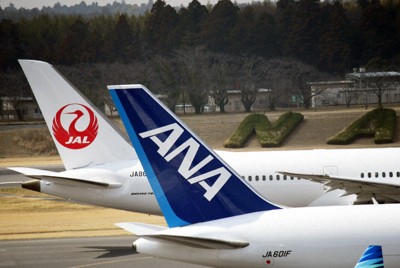 全日空と日本航空の航空機＝千葉県成田市の成田空港で、中村宰和撮影