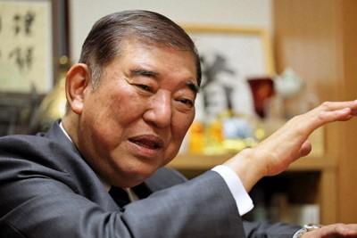 インタビューに答える石破茂氏＝東京都千代田区で4月17日、和田大典撮影