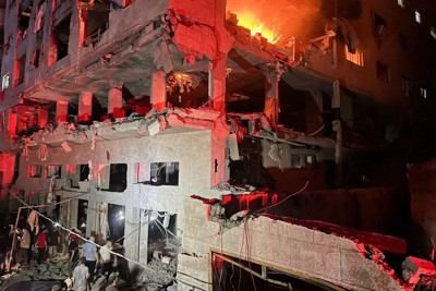 イスラエル軍の攻撃後、火災が発生する住宅＝パレスチナ自治区ガザ地区北部ガザ市で2026年5月15日、ロイター