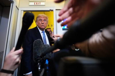中国から帰国する大統領専用機内で記者団の取材に応じるトランプ米大統領＝2026年5月15日、AP