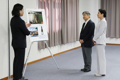 2018年の西日本豪雨の復興状況などについて養老酒造の山内倫太郎専務取締役（左端）と懇談される天皇、皇后両陛下＝愛媛県大洲市の大洲市長浜保健センターで2026年5月16日午後3時38分（代表撮影）