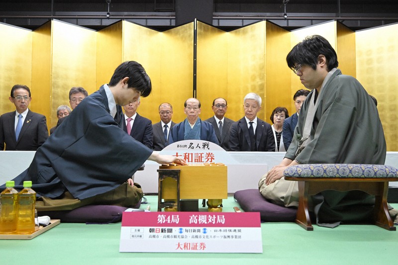 将棋名人戦 第四十期〜50期、52期 第84期名人戦 第4局の初手は藤井名人の2六歩 | 毎日新聞