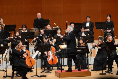 大ホールを埋めた観客の前で演奏する神戸市室内管弦楽団＝神戸市中央区で2026年5月16日午後5時7分、井上元宏撮影