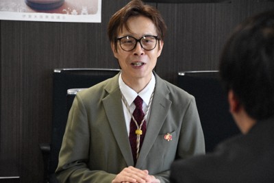 稲森稔尚市長（手前）に地域おこし協力隊としての抱負を語る千本英龍さん＝三重県伊賀市役所で2026年5月11日午後5時1分、大西康裕撮影