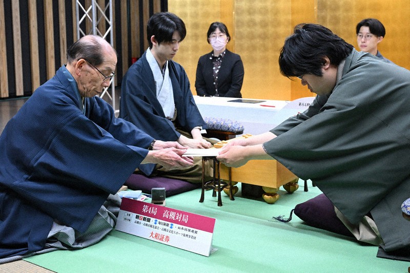 将棋：第84期名人戦 第4局 長考 探り合い慎重 | 毎日新聞