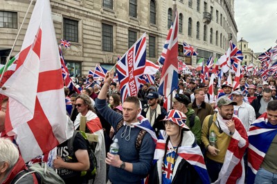 大通りを埋め尽くす非正規移民排斥などを訴えるデモの参加者＝ロンドンで2026年5月16日、福永方人撮影