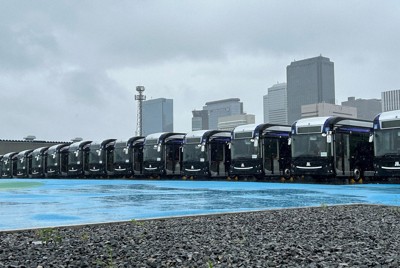 野ざらし100台超　公金投入の万博EVバスに厳しい追及の目